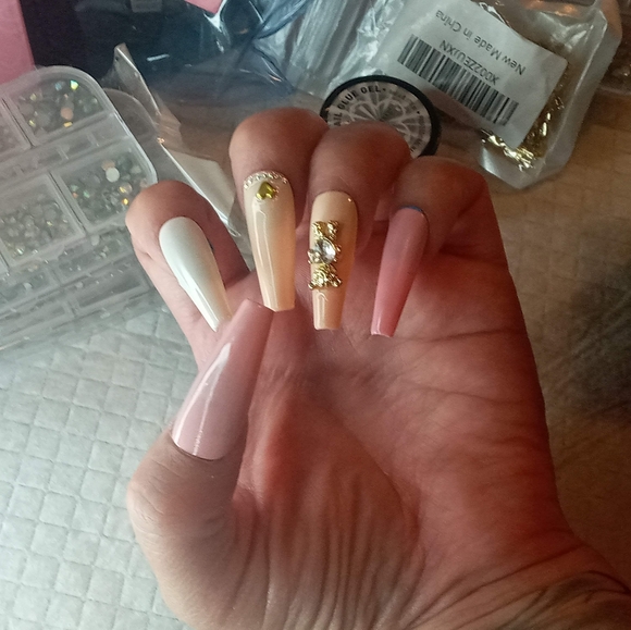 Press-on nails - Picture 1 of 2